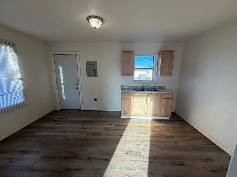 4511 Avenue G — Photo 3