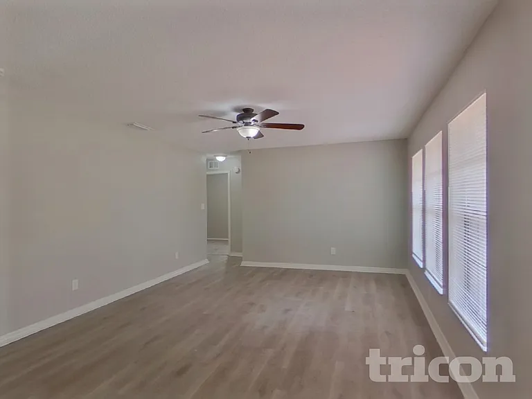 816 Centerwood Ct — Photo 3