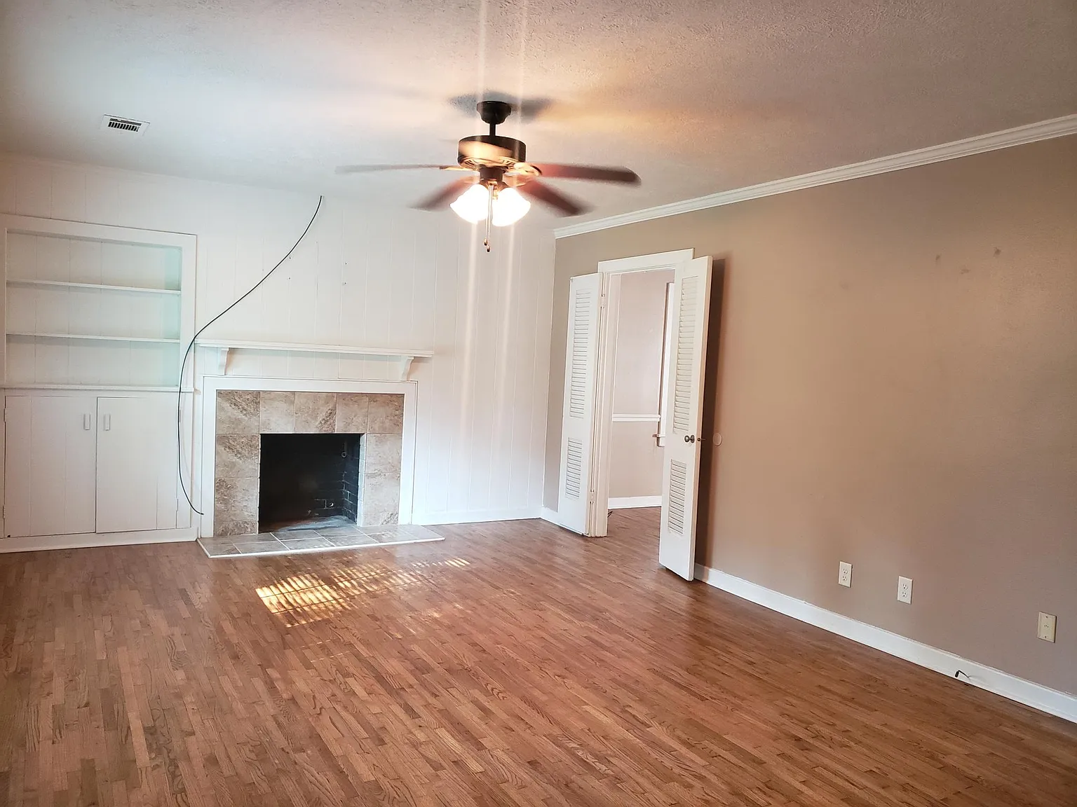 430 Honeysuckle Ln — Photo 3