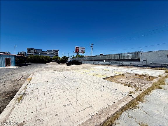 4th image of 224 N Maryland Pkwy