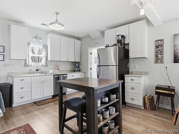 5th image of 502 W 6th St