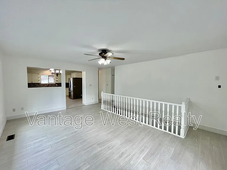 240A Wallace Rd — Photo 10