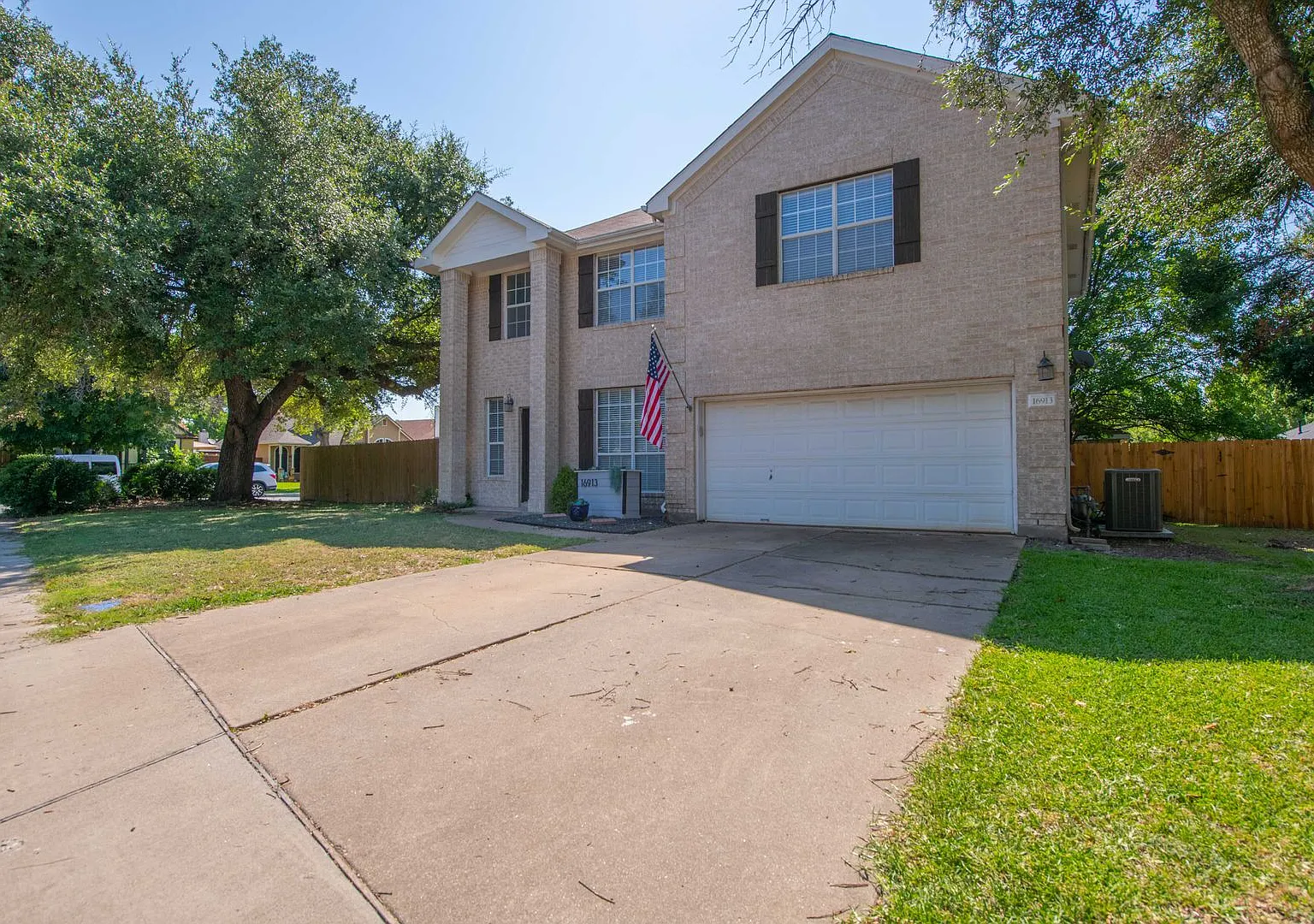 Spacious and Updated Home in Prime Location — Photo 2