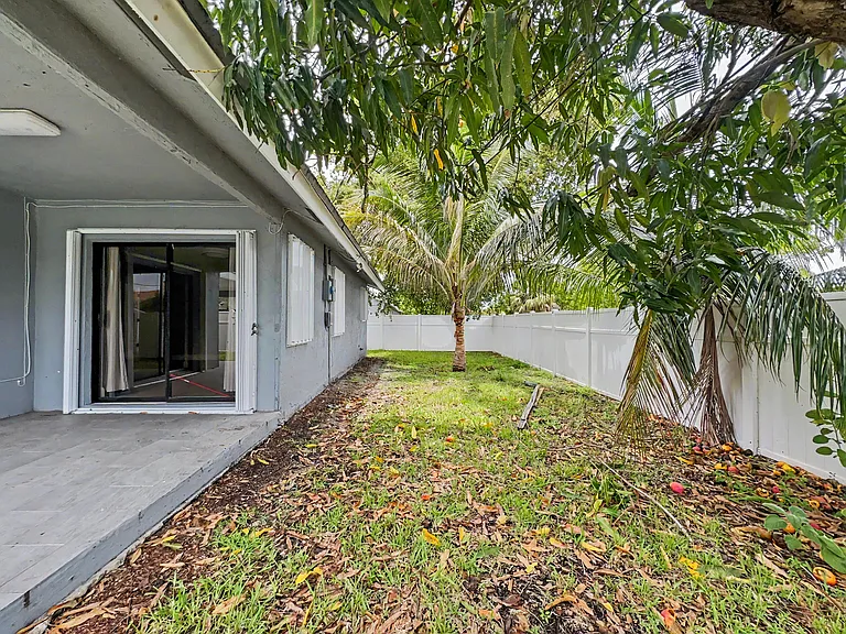 378 NW 2nd Way — Photo 3