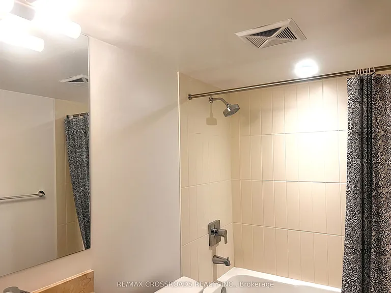 955 Bay St #914 — Photo 9