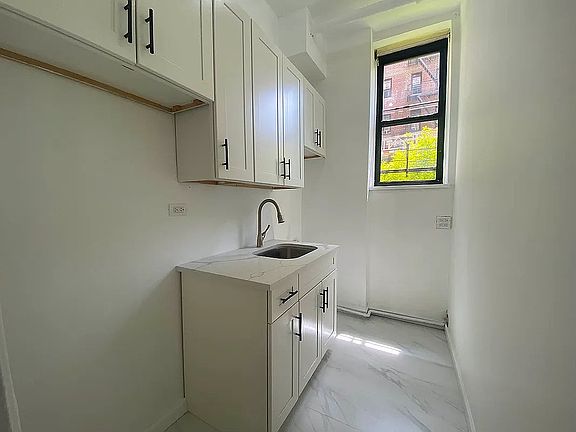5th image of 67-71 Yellowstone Blvd #1G