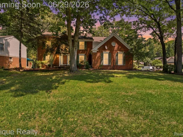 3261 Windwood Rd, West Bloomfield, MI 48324