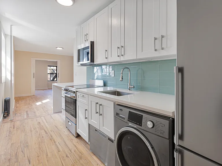 412 E 9th St #14 — Photo 7