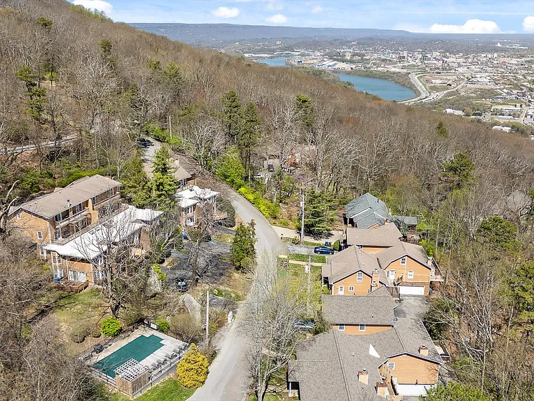 565 Winterview Ln — Photo 2