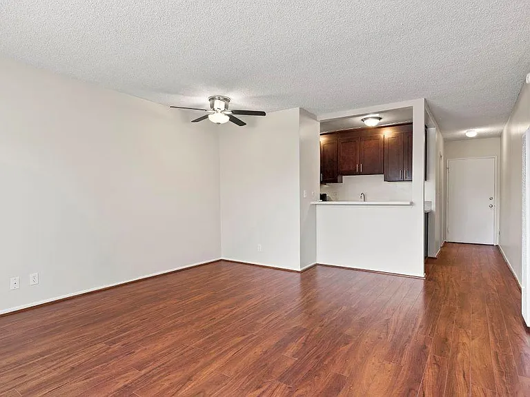 Riverside Villa Apartments — Photo 43