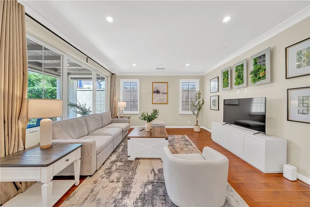 3 bed, 2.5 bath, 2073 sqft, $6,000 — Photo 1