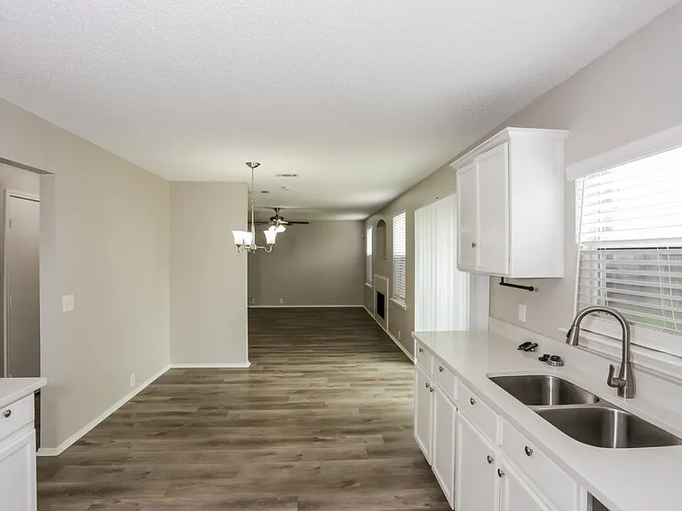 1711 Berkeley Dr — Photo 8