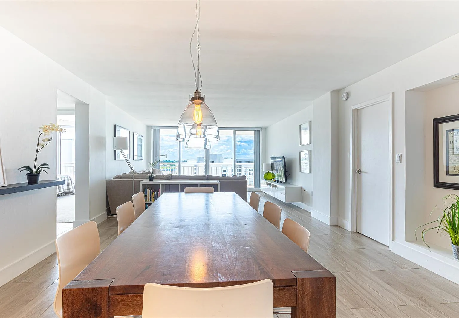2 bed, 2.0 bath, 1402 sqft, $6,000 — Photo 2