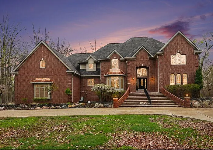 3 bed, 5.0 bath, 6200 sqft, $10,000 — Photo 1