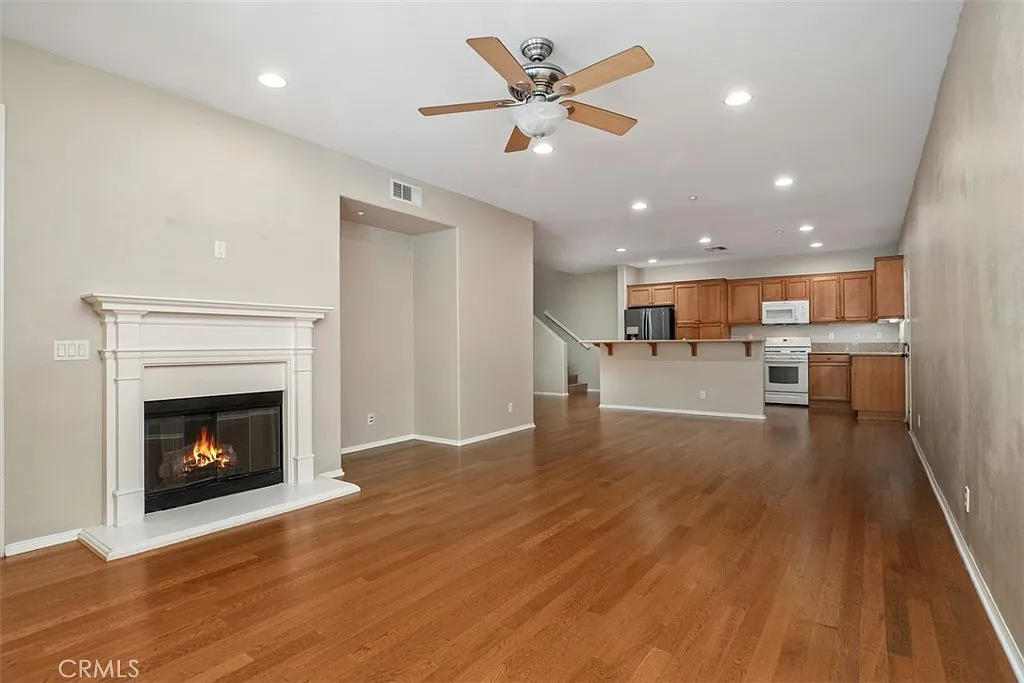3 bed, 3.0 bath, 1911 sqft, $4,700 — Photo 2