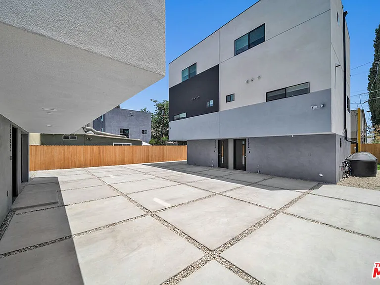 11524 Emelita St — Photo 13