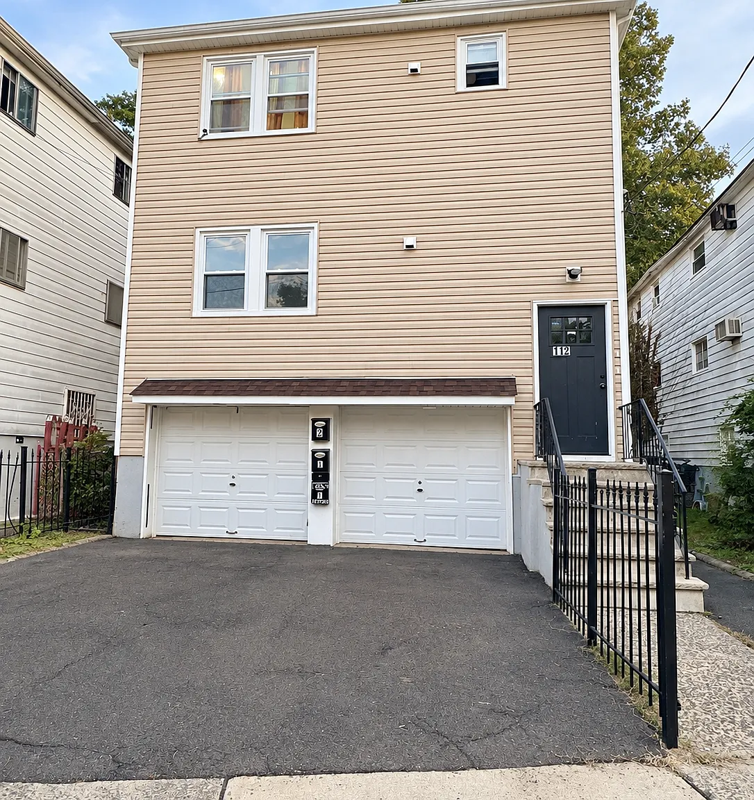 4 bed, $2,800 — Photo 1