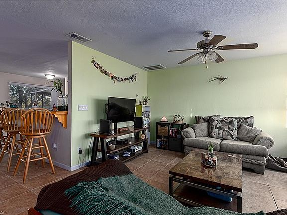 5th image of 833 SW 40th Ter