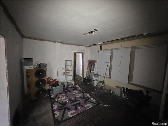 2nd image of 2575 Ashland St