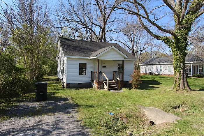 2 bed, 1.0 bath, 728 sqft, $1,200 — Photo 1