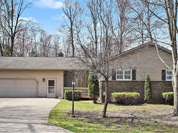 3323 N Lakeside Dr, Sanford, MI 48657