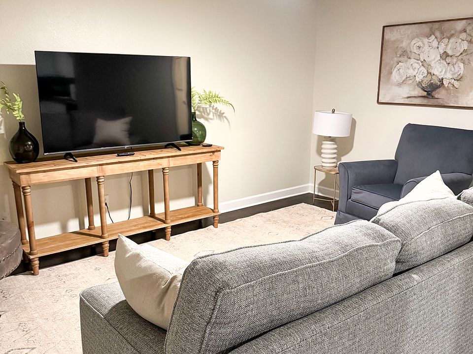 1st image of 807 Park Ln