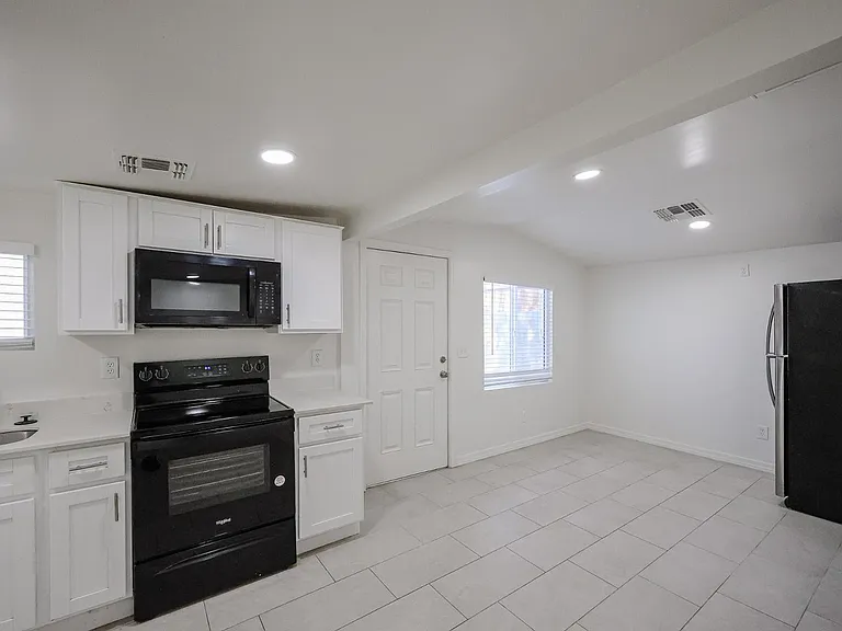 2721 E Willetta St #C — Photo 12