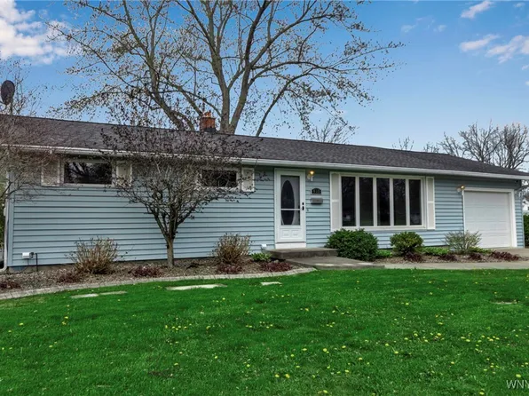 438 Northfield Dr, Youngstown, NY 14174