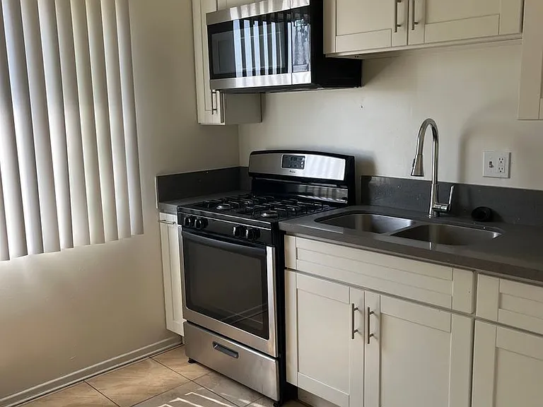 APT LANKERSHIM (RSO) — Photo 7