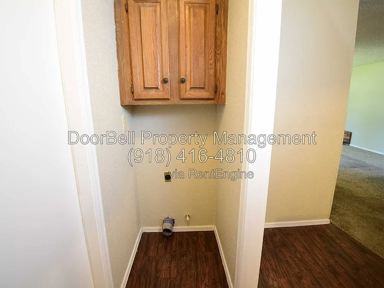 740 W Commercial St — Photo 8