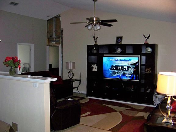 4th image of 1550 SW Apache Southwest Avenue