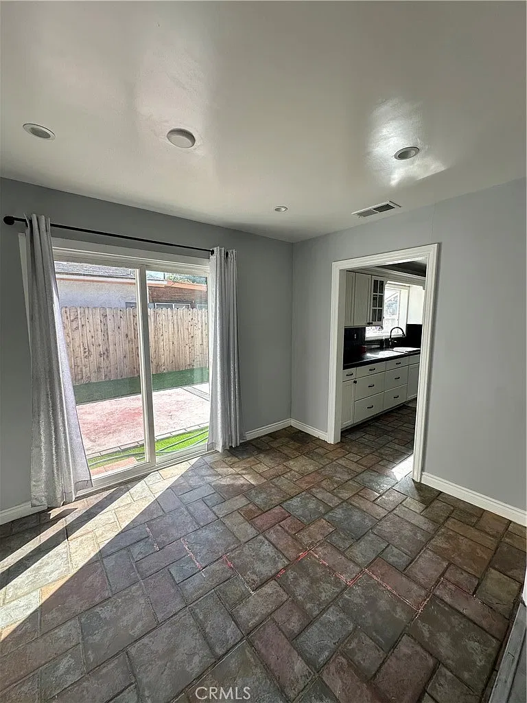 3 bed, 1014 sqft, $3,350 — Photo 2