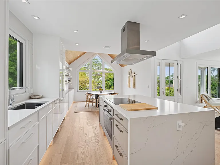 28 Canoe Place Rd — Photo 6