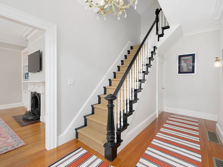 83 John St — Photo 2