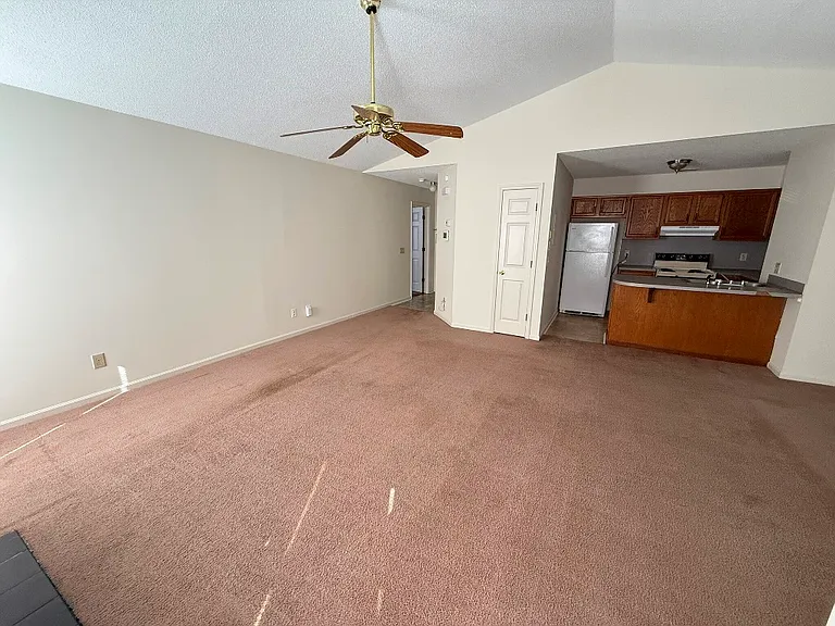 104 W Victoria Ct #F — Photo 4
