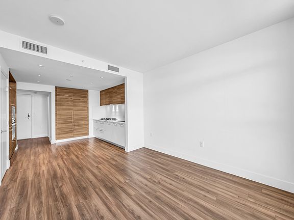 4th image of 7303 Noble Ln #703