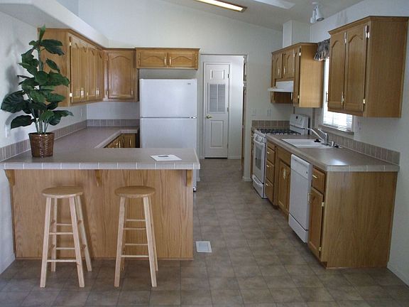 Large kitchen w/ eating bar