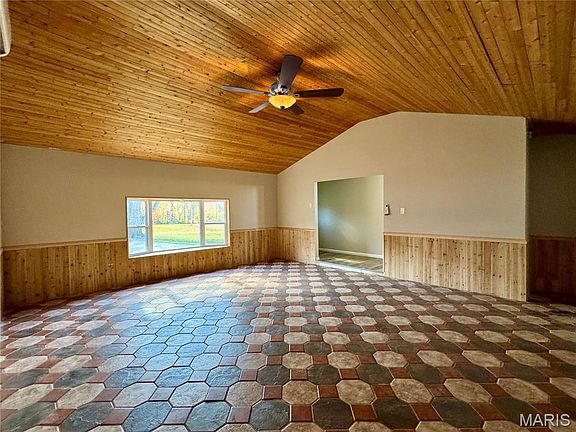 3rd image of 3335 Iron Hill Rd