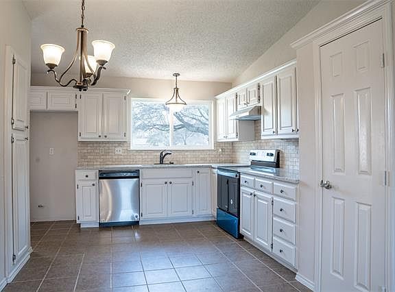 5th image of 3731 Twin Oaks Ct