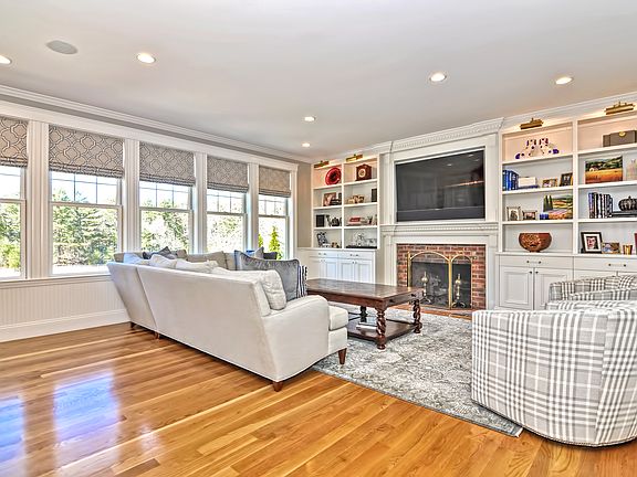 4th image of 163 Seekonk St