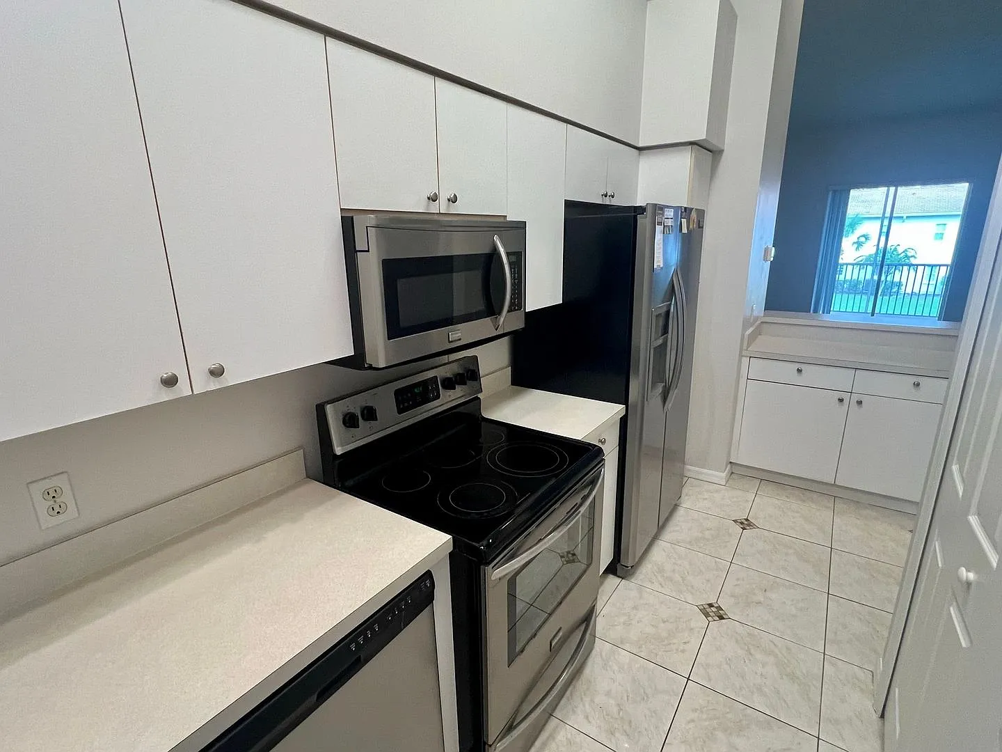 Plaza De Flores Gem: 2BR/2BA Sarasota Condo with Premium Amenities — Photo 4