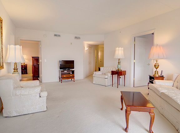 3rd image of 395 Graceland Ave Unit 607