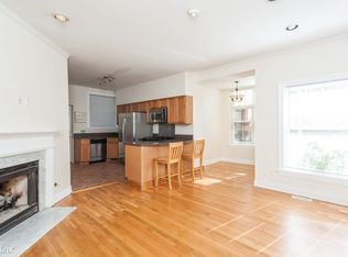 650 W Aldine Ave #B, Chicago, IL 60657