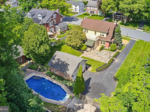 3rd image of 8 Mayfield Dr