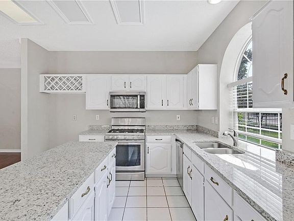 5th image of 510 Newberry St
