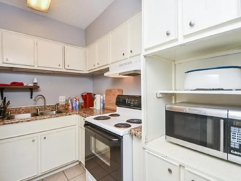 2700 Bellefontaine St #B9 — Photo 6