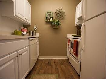 3rd image of 305 Glades Cir