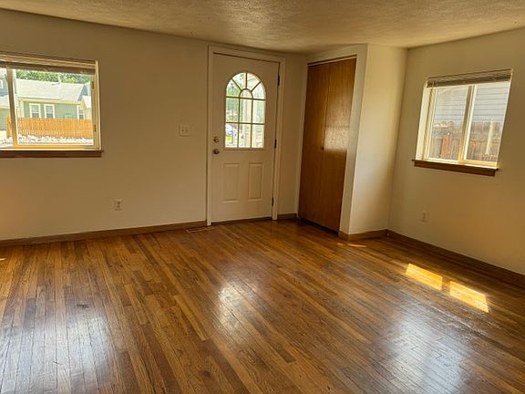 2nd image of 904 E Myrtle St