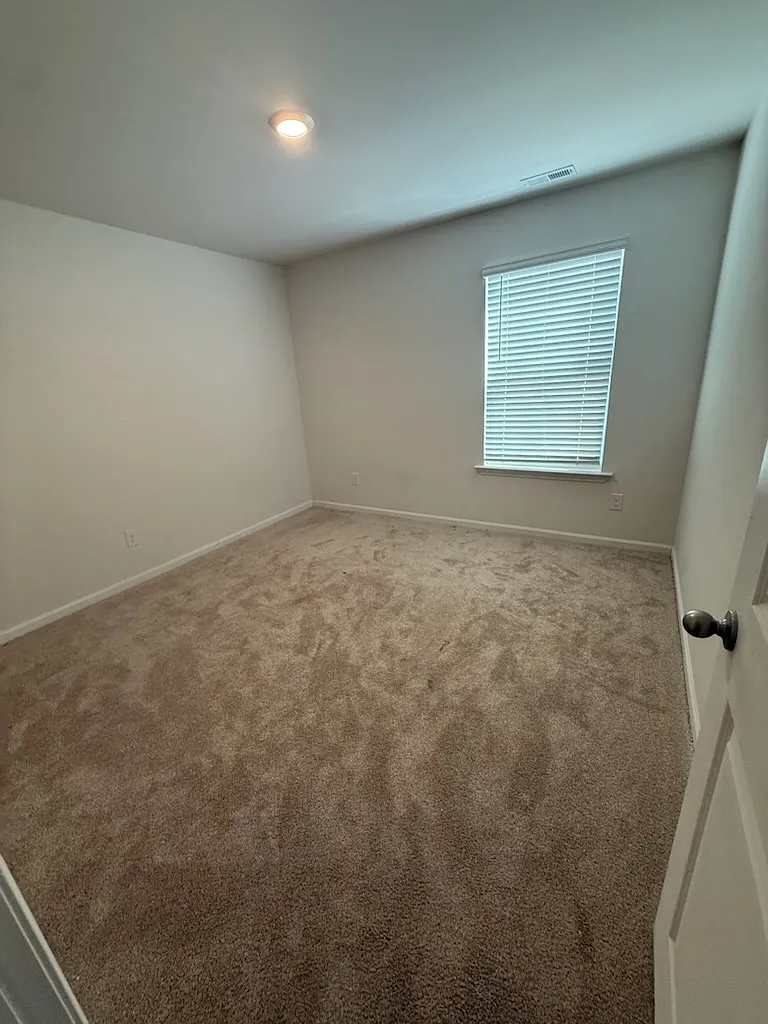 5 bed, 2368 sqft, $2,300 — Photo 4