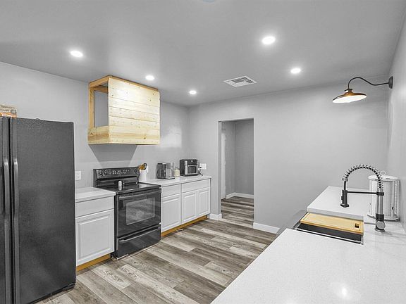 4th image of 820 W Villa Theresa Dr